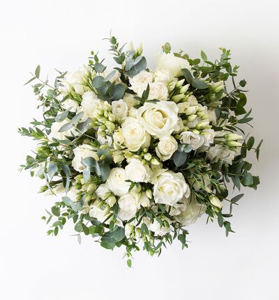 Stilren og frodig brudebukett i hvitt og grønt Stilren og frodig brudebukett i hvitt og grønt